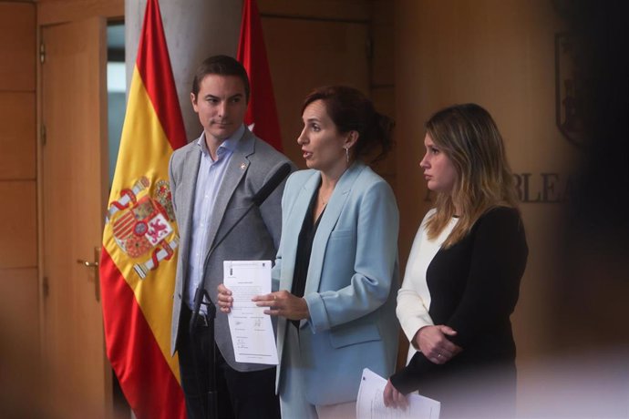 (I-D) El secretario general del PSOE madrileño, Juan Lobato; la portavoz de Más Madrid en la Asamblea de Madrid, Mónica García, la portavoz adjunta de Unidas Podemos en la Asamblea de Madrid, Alejandra Jacinto, comunican el registro de la petición de la