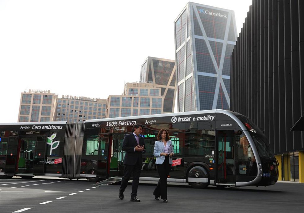 El consejero de Transporte de la Comunidad de Madrid, David Pérez, y la presidenta de la Comunidad de Madrid, Isabel Díaz Ayuso, en la presentación del Bus de Uso Prioritario (BuP) de alta capacidad con preferencia semafórica.