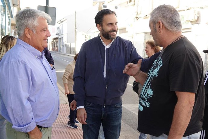 El secretario general del PSOE de Málaga, Daniel Pérez, junto con el secretario general del PSOE de Churriana, Salvador Trujillo