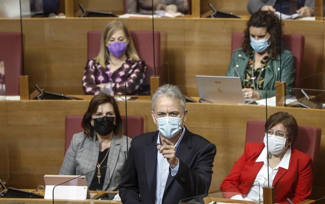 Archivo - El vicepresidente y conseller de Vivienda y Arquitectura Bioclimática, Héctor Illueca, interviene en una sesión de control