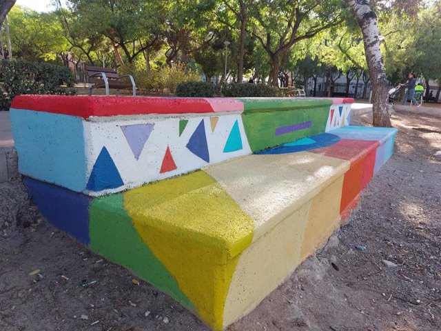 Los alumnos de sexto de primaria de las escuelas de Son Gotleu pintan el mobiliario urbano de la plaza Orson Welles