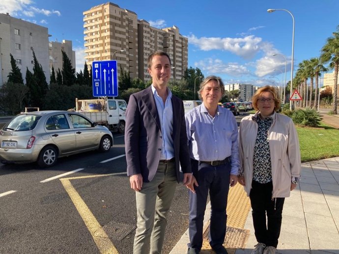 El portavoz del PP en el Consell, Lloren Galms, junto al conseller del PP, Mauricio Rovira, y la portavoz del PP en el Ayuntamiento de Palma, Mercedes Celeste, en la entrada del carril Bus-VAO a Palma.
