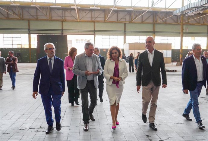 La ministra de Hacienda, María Jesús Montero, acompañada de Juan Espadas, secretario general del PSOE de Andalucía; el alcalde de Sevilla, Antonio Muñoz, y el delegado Juan Manuel Flores.