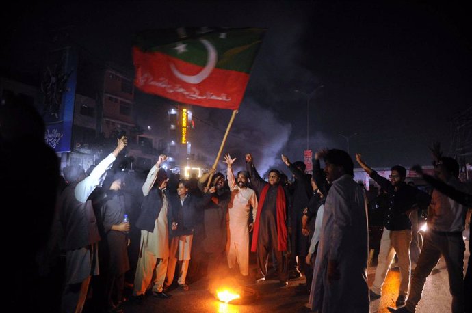 Miembros del partido Pakistan Tehrik-e-Insaf (PTI) protestan contra el intento de asesinato del líder del partido y ex primer ministro de Pakistán, Imran Jan