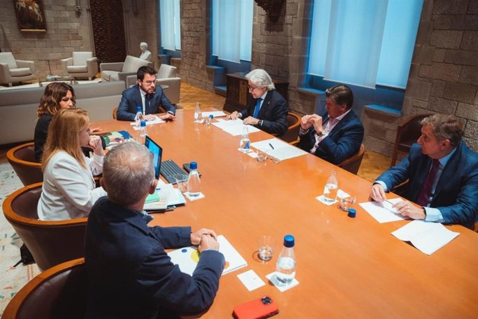 El presidente de la Generalitat Pere Aragons, las conselleras Laura Vilagr y Natlia Mas, y los presidentes de Foment y Pimec, Josep Sánchez Llibre  y Antoni Cañete, este viernes