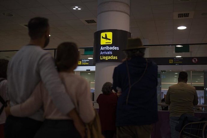 Personas esperando a viajeros que deben aterrizar en el Aeropuerto de Barcelona-El Prat tras el cierre del espacio aéreo catalán por el paso del objeto espacial CZ-5B