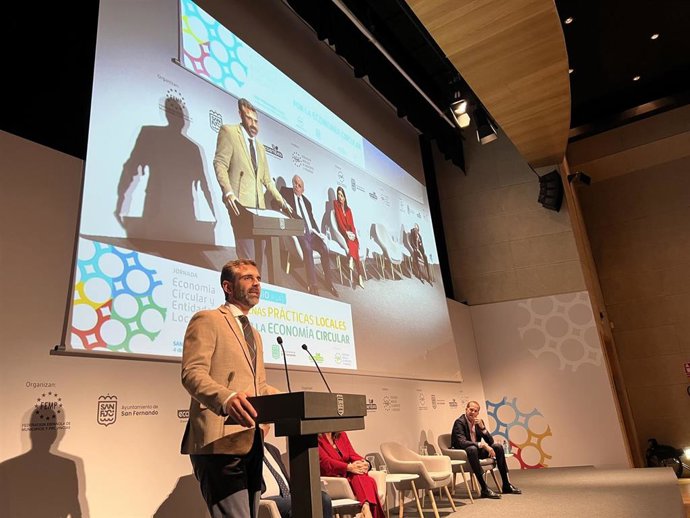 El consejero de Sostenibilidad, Medio Ambiente y Economía Azul, Ramón Fernández-Pacheco, en una jornada organizada Por la FEMP