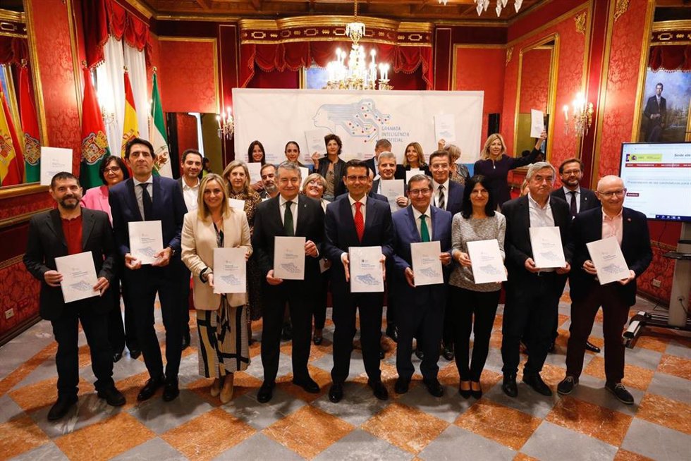 Foto de familia antes del registro telemático de la candidatura de Granada a la Aesia