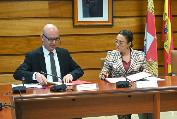 Firman del convenio de colaboración entre la consejera de Movilidad y Transformación Digital, María González, y el presidente del Consorcio de Bibliotecas Universitarias de Castilla y León, José Miguel García.