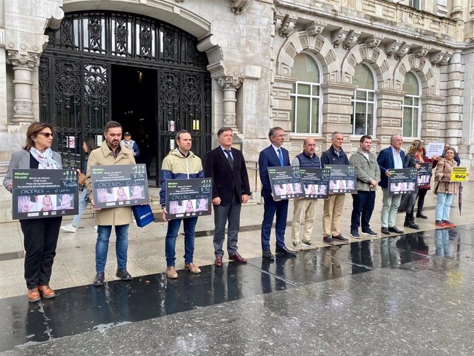 Santander recuerda con un minuto de silencio a la mujer y a la menor asesinadas en Cáceres y Gijón