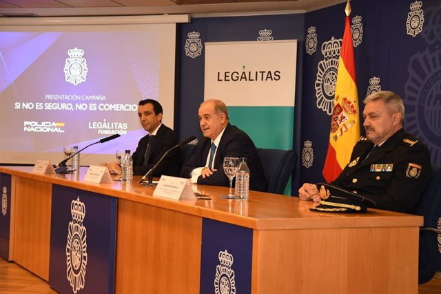 El director de la Policía, Francisco Pardo, en la presentación de la campaña con Legálitas sobre comercio online seguro