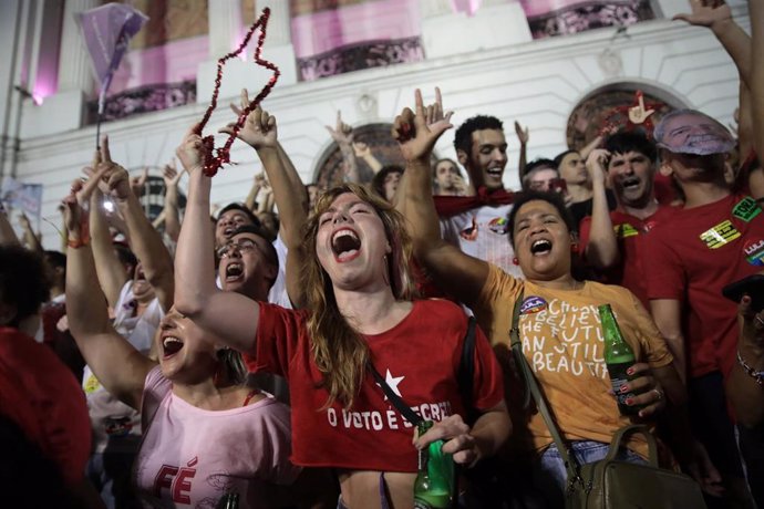 Simpatizantes del presidente electo de Brasil, Luiz Inácio Lula da Silva, celebran su victoria