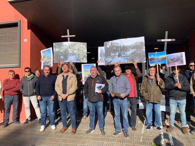Agricultores Y Alcaldes De Lleida Este Viernes, En La En La Sede De La Conselleria De Acción Climática, Alimentación Y Agenda Rural