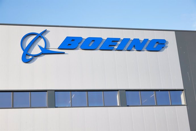 FILED - 26 October 2022, Schleswig-Holstein, Henstedt-Ulzburg: The logo of the Aircraft industry company Boeing is pictured at the company's distribution center in Henstedt-Ulzburg. Photo: Georg Wendt/dpa