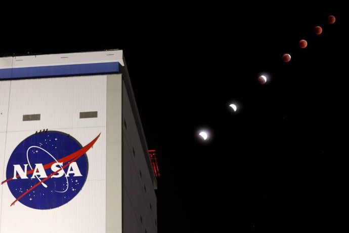 El eclipse lunar Flower Moon sobre las instalaciones de ensamblaje Michoud de la NASA en Nueva Orleans se muestra desde el eclipse parcial inicial hasta la totalidad en una composición de siete imágenes tomadas el domingo 15 de mayo de 2022.