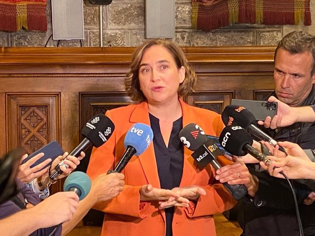 La alcaldesa de Barcelona, Ada Colau, en declaraciones a los periodistas.