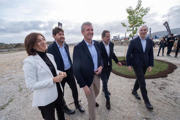 El presidente de la Xunta, Alfonso Rueda, acompañado de los conselleiros Francisco Conde y Ángeles Vázquez, visita el proyecto de la nueva fábrica de Estrella Galicia