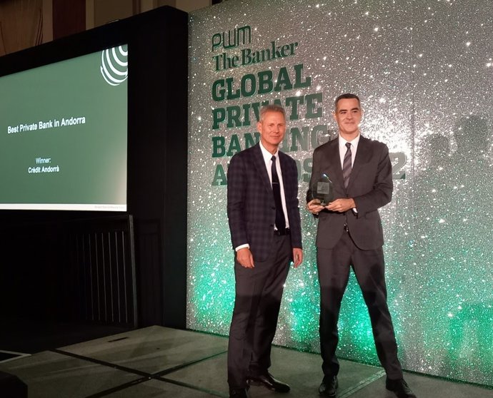 El director del área de Banca Privada Andorra de Crdit Andorr,  Jordi Play, recoge el premio que entrega el editor jefe de PWM, Yuri Bender.