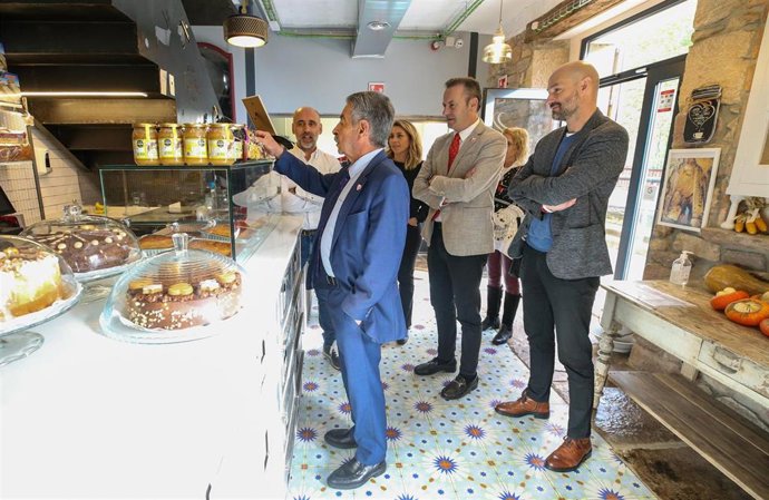 El presidente de Cantabria, Miguel Ángel Revilla, y el consejero de Desarrollo Rural, Ganadería, Pesca, Alimentación y Medio Ambiente, Guillermo Blanco, visitan Casa Ibáñez, donde se elaboran sobaos con IGP y otros productos de repostería