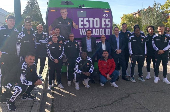 Acuerdo entre Auvasa y el Real Valladolid Baloncesto para promover el transporte público.