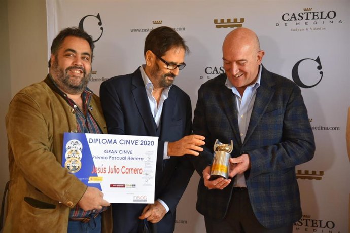 Carnero recibe el Gran Cinve 'Premio Pascual Herrera 2020'.