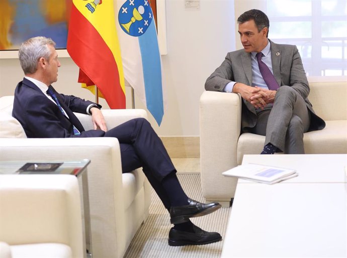 Archivo - Arquivo - O presidente da Xunta de Galicia, Alfonso Rueda (i) e o presidente do Goberno, Pedro Sánchez (d), durante a súa reunión no Palacio da Moncloa, a 28 de xullo de 2022, en Madrid