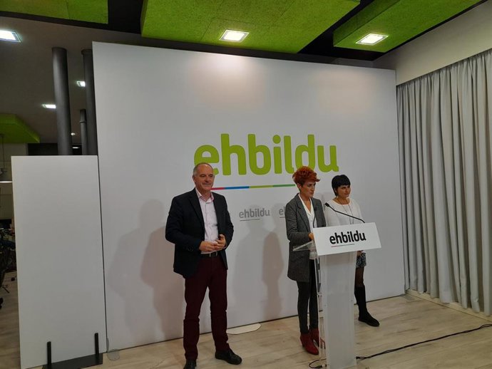 Los parlamentarios de EH Bildu Laura Aznal, Bakartxo Ruiz y Adolfo Araiz durante la rueda de prensa