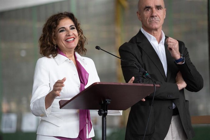 La ministra de Hacienda y Función Pública María Jesús Montero atiende a los medios este viernes en Sevilla.