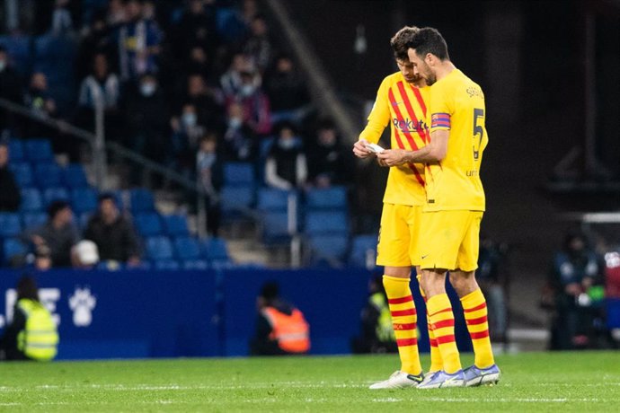 Archivo - Gerard Pique and Sergio Busquets of FC Barcelona in action during La Liga match, football match played between RCD Espanyol and FC Barcelona at RCD Stadium on February 13, 2022, in Barcelona, Spain.