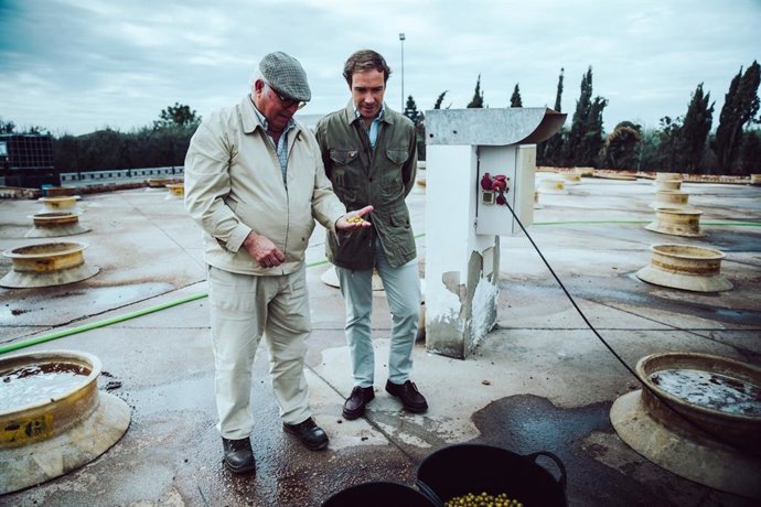 Cortés visita la Cooperativa Virgen de Loreto de Umbrete