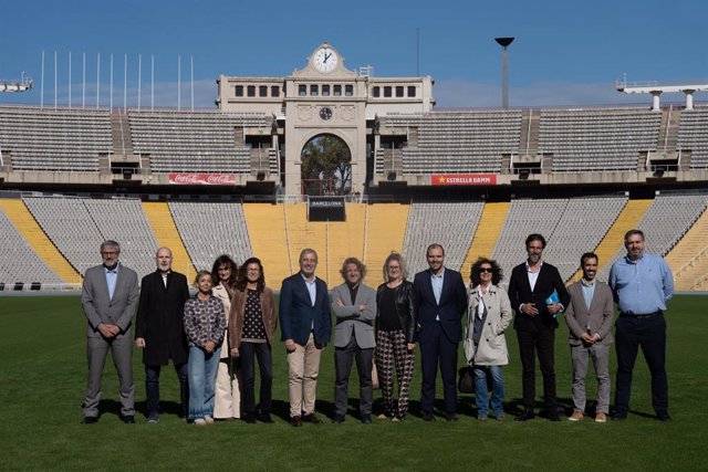 El primer teniente de alcalde de Barcelona, Jaume Collboni; el concejal de Deportes, David Escudé; y la directora de Divisió Anella Olímpica, Carme Lanuza, junto a impulsores de la incubadora del Estadi Olímpic.