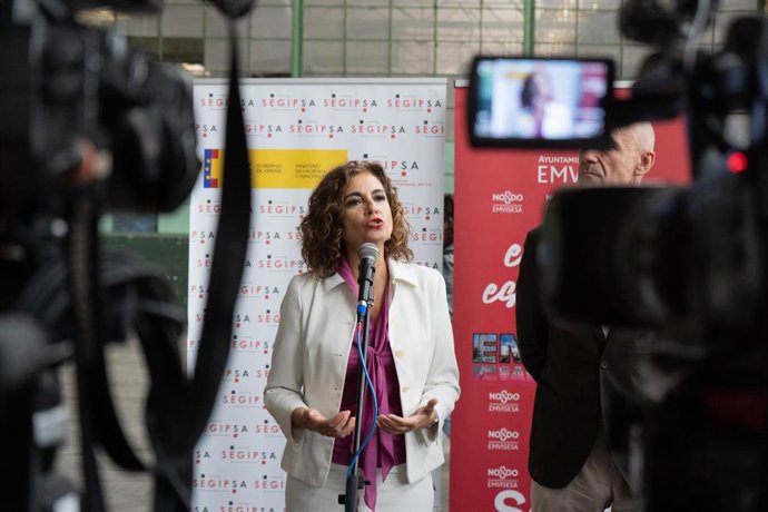 La ministra de Hacienda y Función Pública, María Jesús Montero, este viernes en declaraciones a los medios en Sevilla. 