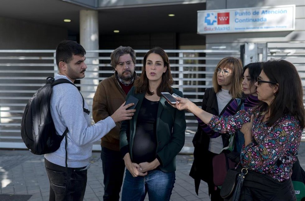 La portavoz de Más Madrid en el Ayuntamiento, Rita Maestre, ofrece declaraciones a los medios en el exterior del Servicio de Urgencias de Atención Primaria (SUAP) del centro de urgencias de Pirámides