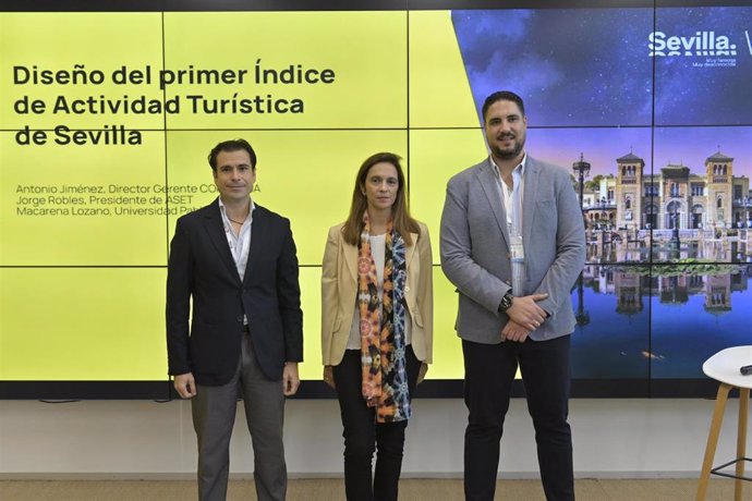 El proyecto ha sido presentado por Federico Rollán, director de transformación digital de Sevilla City Office, y ha contado con Jorge Robles, presidente de ASET, y Macarena Lozano, profesora titular de la Universidad Pablo de Olavide.