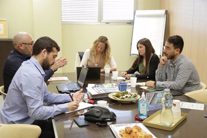 La consellera de Sostenibilidad del Consell de Mallorca, Aurora Ribot, en una reunión con RivaMadrid y Esmasa.