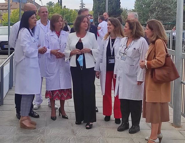 Catalina García (centro), en su visita al Hospital Reina Sofía de Córdoba.