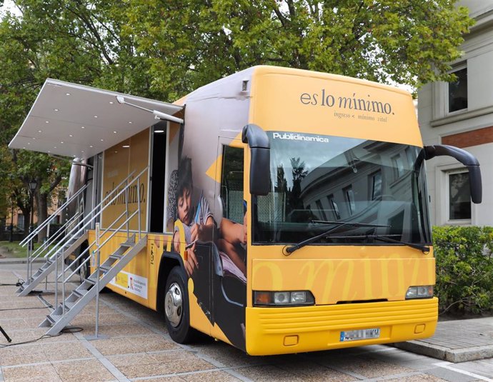 Vista por fuera de un autobús informativo del Ingreso Mínimo Vital, en la sede del Ministerio, en Madrid, foto de archivo