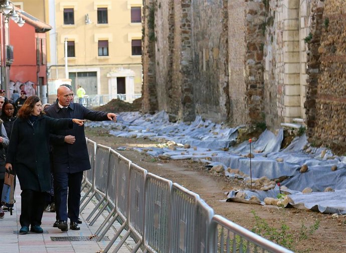 El alcalde de León, José Antonio Diez, durante la visista a las obras de la avenida de Los Cubos.