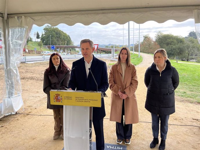 O delegado do Goberno en Galicia, José Miñones, inaugura a glorieta de conexión da N-6 coa rúa Alfonso X