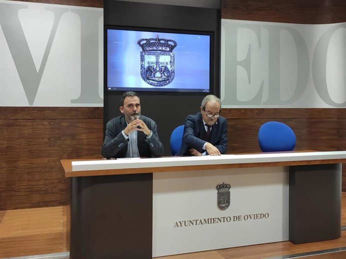 El portavoz del PSOE en el Ayuntamiento de Oviedo, Wenceslao López, y el concejal socialista Ricardo Fernández, en rueda de prensa.