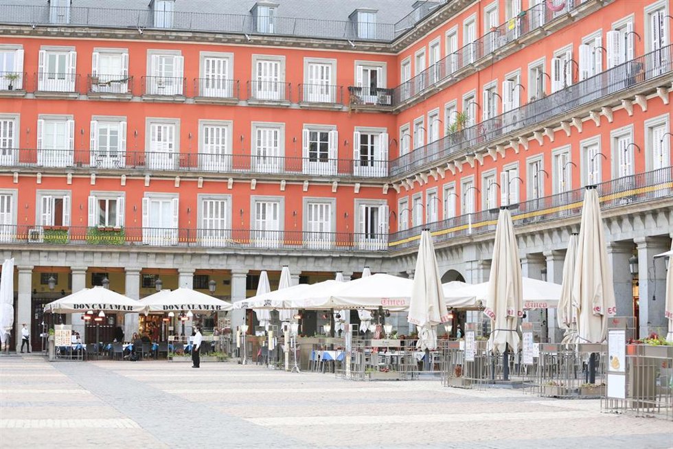 Archivo - Terrazas de bares en la Plaza Mayor de Madrid 