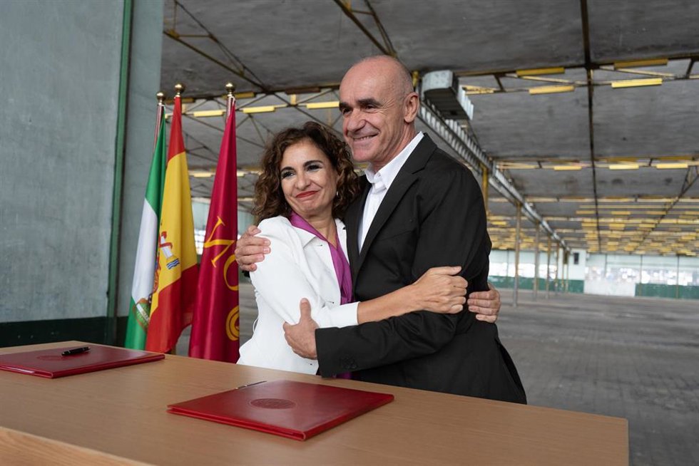 El alcalde de Sevilla, Antonio Muñoz, junto a la ministra de Hacienda y Función Pública María Jesús Montero, se felicitan tras el acuerdo firmando para Hytasa.