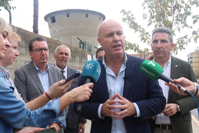 El vicesecretario de Agricultura, Ganadería y Pesca del PP-A, José Carlos Álvarez, atiende a los medios en Huelva.