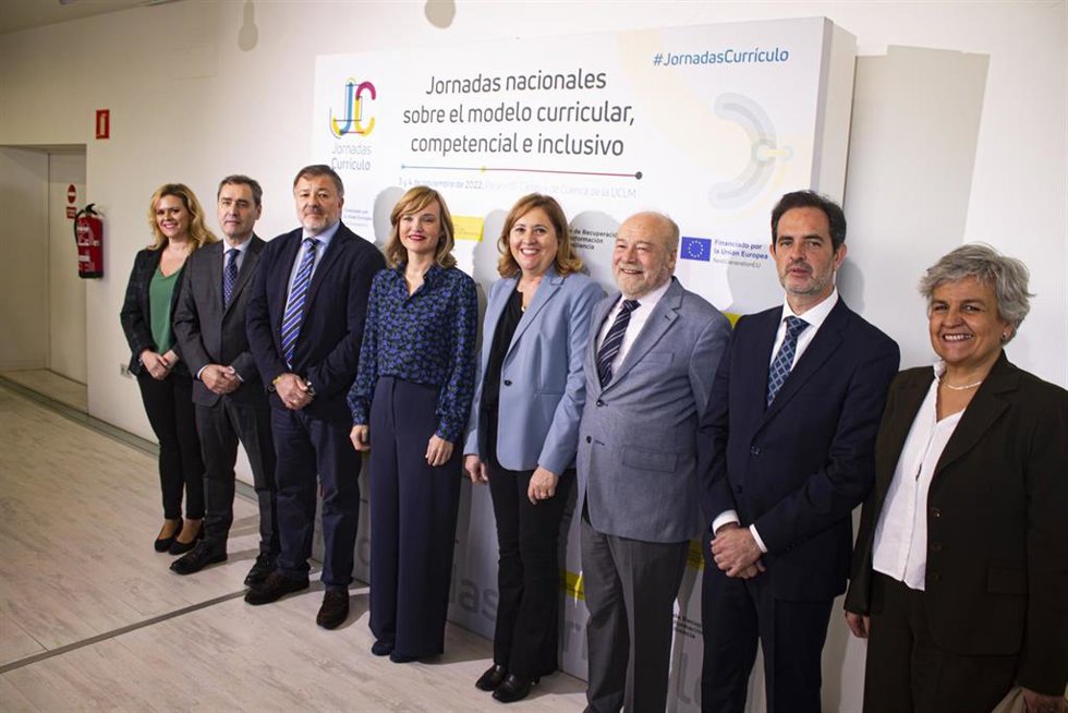 La ministra de Educación y FP, Pilar Alegría, y la consejera de Educación, Cultura y Deportes de C-LM, Rosa Ana Rodríguez, en las Jornadas Nacionales sobre el modelo curricular, competencial e inclusivo celebradas en Cuenca