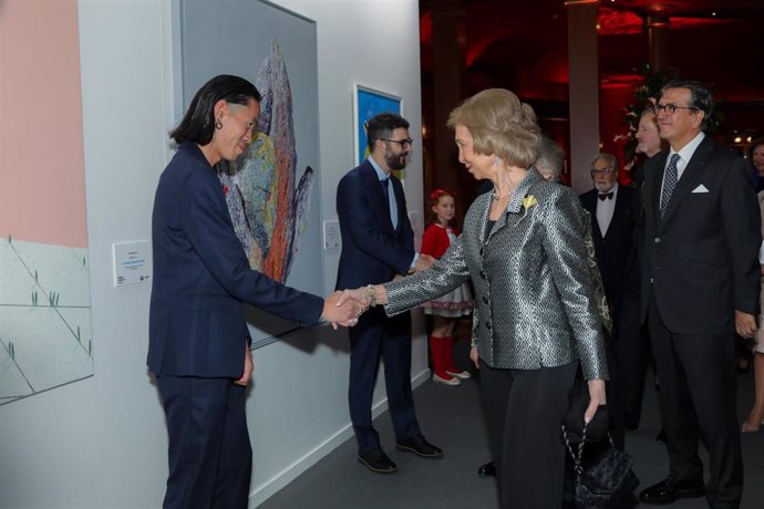 Archivo - La Reina Sofía, saluda a uno de los artistas asistentes al acto de entrega del Premio BMW de Pintura de una edición anterior