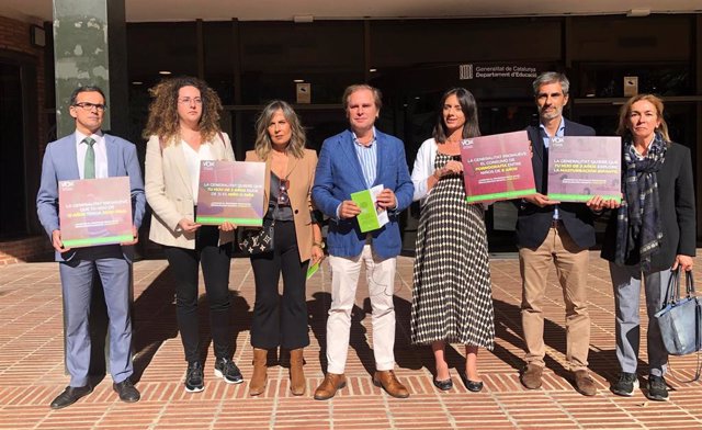 El portavoz de Vox en el Parlament, Joan Garriga, y los diputados Mónica Lora y Manuel Jesús Acosta presentan la campaña contra el programa Coeduca't frente a la Conselleria de Educación, junto a miembros del partido.