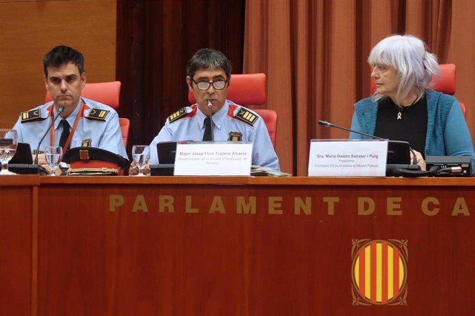 El major de los Mossos d'Esquadra, Josep Lluís Trapero (centro), y la diputada de la CUP y presidenta de la comisión del Parlamento sobre la remodelación del modelo policial, Dolors Sabater (derecha).