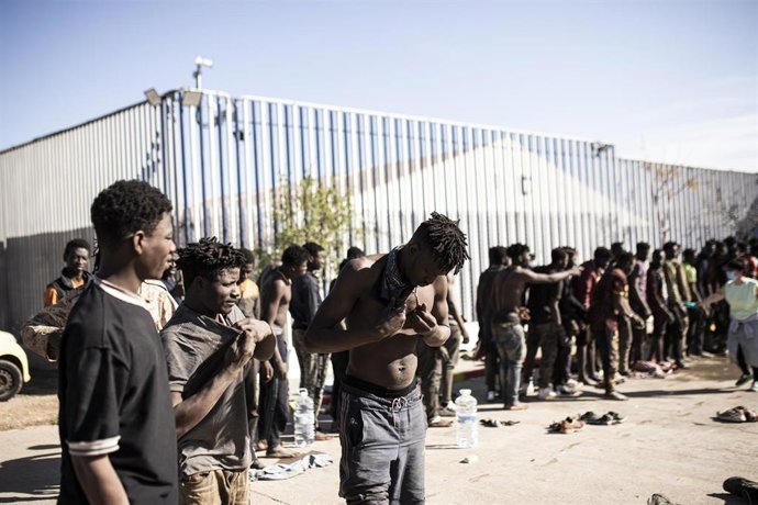 Archivo - Migrantes tras saltar la valla de Melilla, a 2 de marzo de 2022, en Melilla (España).