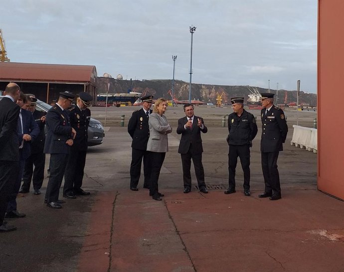 La delegada del Gobierno en Asturias, Delia Losa, acompañada del presidente de la Autoridad Portuaria de Gijón, Laureano Lourido,  y responsables de la Policía Nacional, visitan las instalaciones renovadas de la Policía en el puerto de El Musel (Gijón)