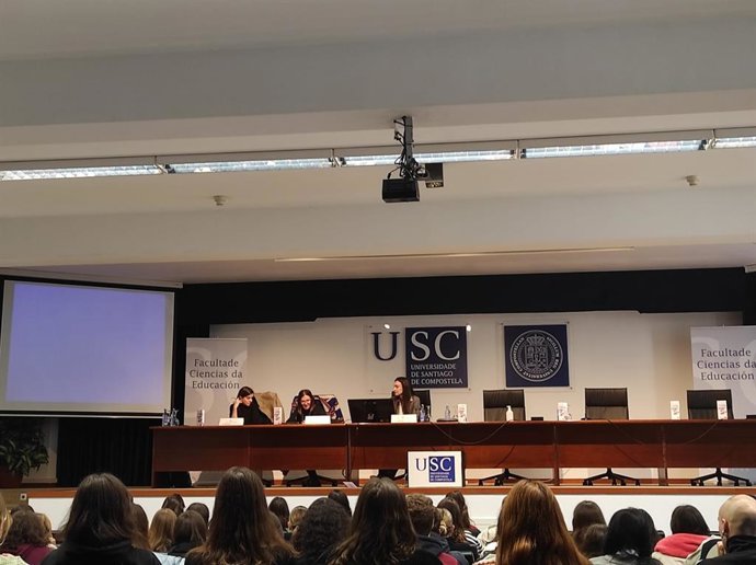 A delegada do reitor para a Igualdade da USC, Marta Pérez Pereiro; a decana da facultade de Ciencias da Educación, Mar Lorenzo;  e a directora do proxecto de investigación, Patricia Alonso Ruído,  na presentación dos darvos preliminares